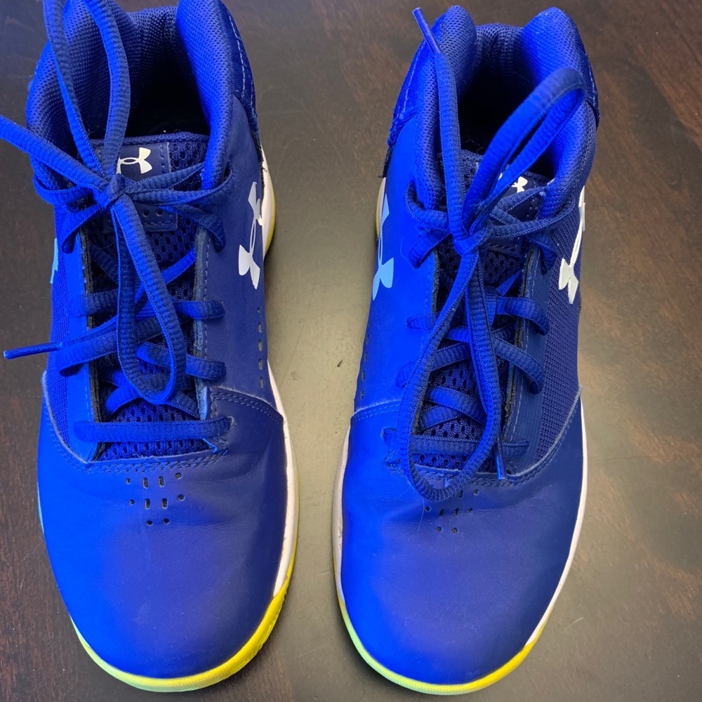 Boys High Top Sneakers Under Armour in Blue/Yellow Size 3 - Great Condition